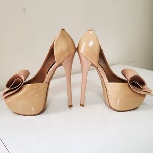 NWOT Steve madden with fancy front bow nude heels.